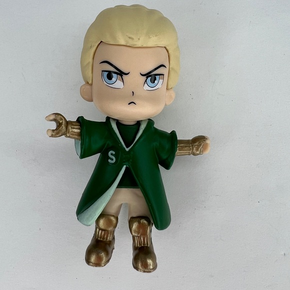 Harry Potter Draco Malfoy Quidditch Magical Capsules Series 3 Gold YuMe Toy 2021 - Picture 2 of 11